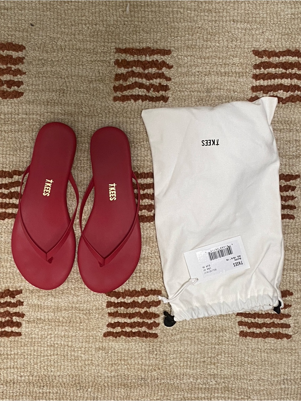 TKEES Lily Pigments Red Slim-Strap Flip Flop Sandals - Picture 3 of 5